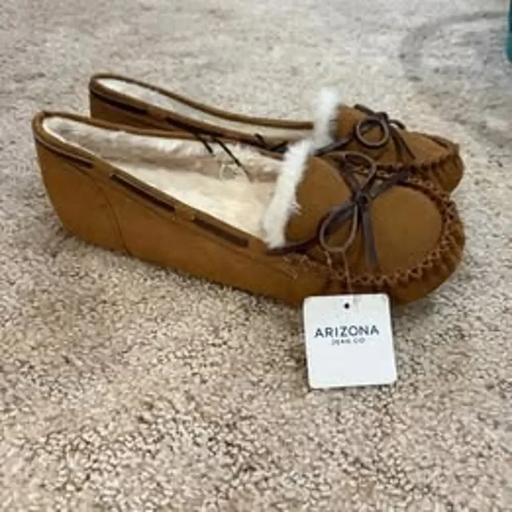 Women's size 11 slippers NEW - Picture 1 of 3